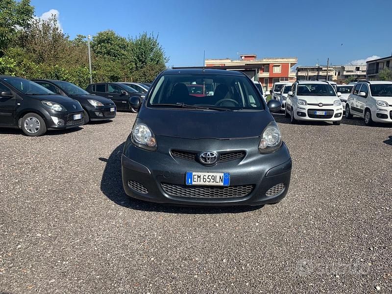 Grigio Usata 2012 Toyota Aygo Due volumi | 3650 € (Super prezzo) - Immagine 1/4