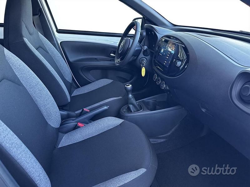 Nuova Toyota Aygo X Active 72 CV (52 kW) 2025 Multicolore(met.) SUV