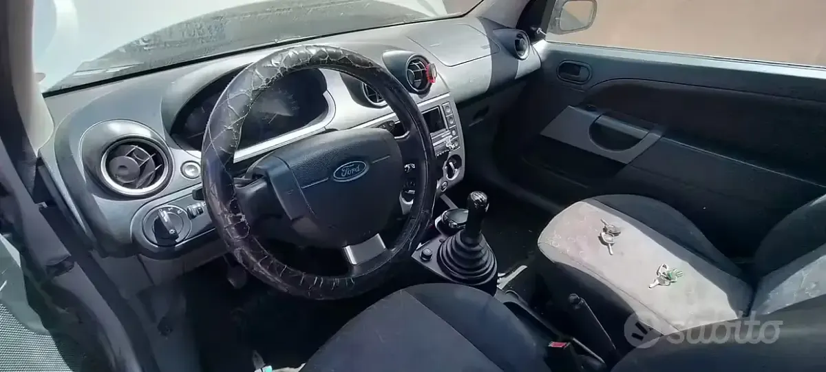 Occasion Ford Fiesta 68 ch (50 kW) 2003 Gris Citadine