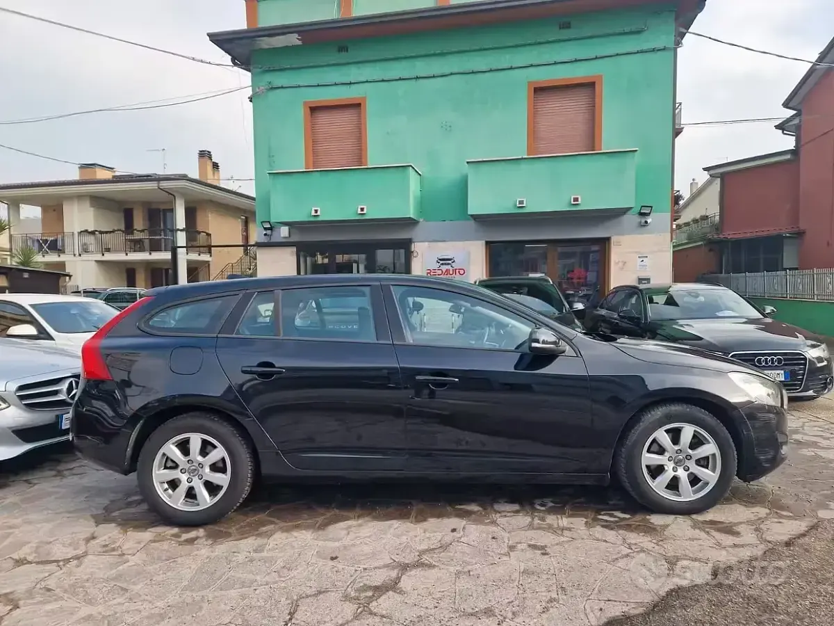 Usata Volvo V60 R-Design Momentum 115 CV (84 kW) 2013 Nero Station wagon