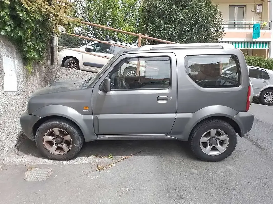 Usata Suzuki Jimny 86 CV (63 kW) 2009 Grigio SUV
