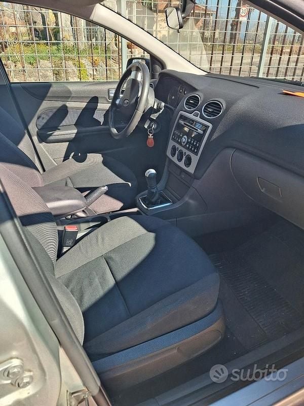 Usado Ford Focus 116 HP (85 kW) 2006 Cinzento Sedan