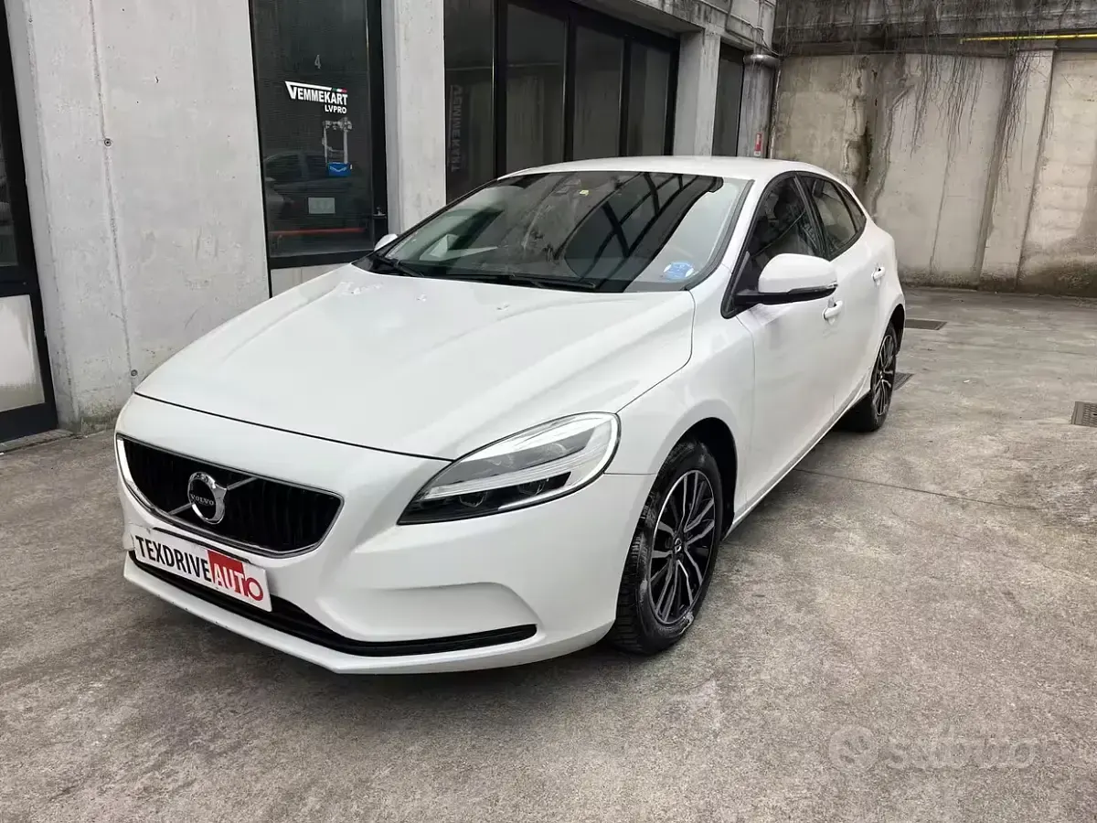Usata Volvo V40 Business Edition 120 CV (88 kW) 2019 Bianco Berlina