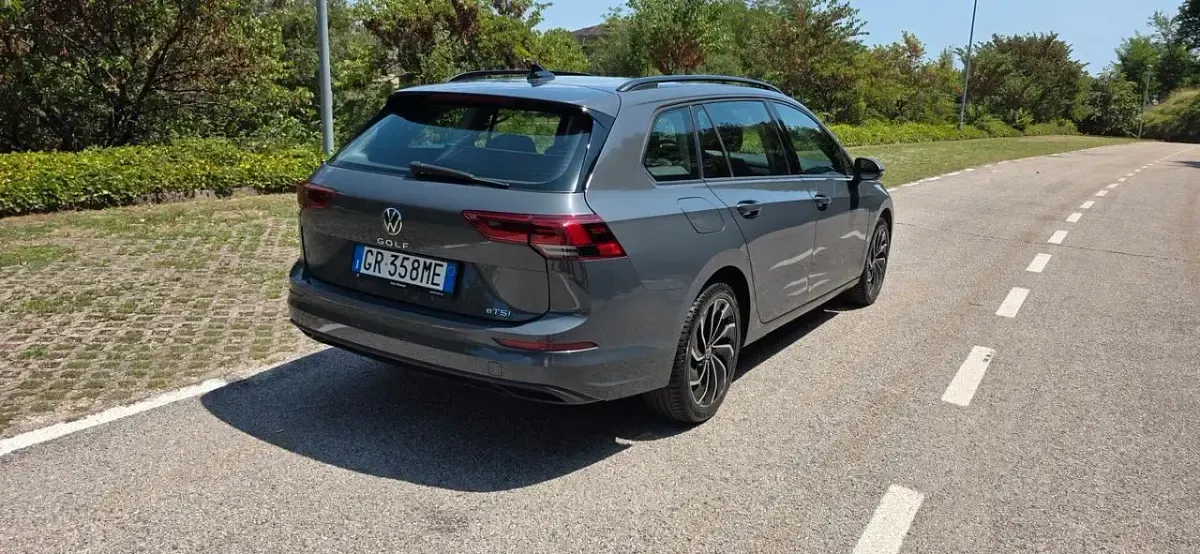 Usata VW Golf VIII Life 110 CV (80 kW) 2023 Grigio Station wagon