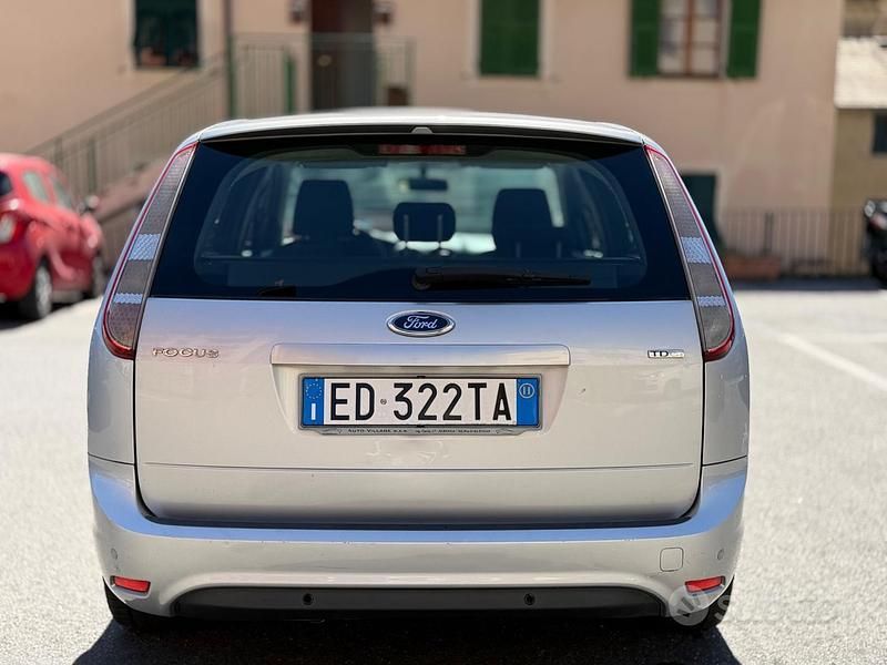 Begagnad Ford Focus 115 HK (84 kW) 2011 Grå Kombi