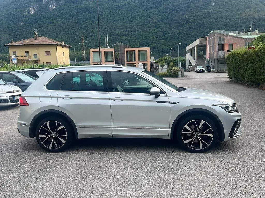 Usata VW Tiguan R-line 190 CV (139 kW) 2023 Grigio SUV