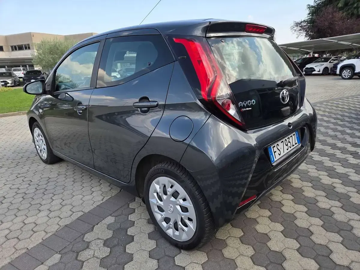 Usata Toyota Aygo X-play 72 CV (52 kW) 2018 Dark grey met Utilitaria