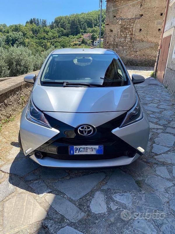 Grigio Usata 2017 Toyota Aygo X-play Due volumi | 7999 € (Buon prezzo) - Immagine 1/4