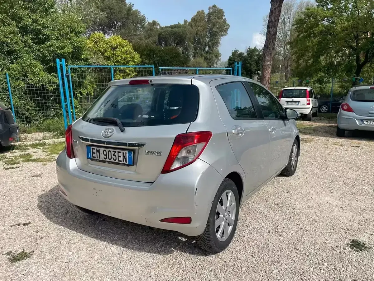 Usata Toyota Yaris Lounge 89 CV (65 kW) 2014 Grigio Utilitaria