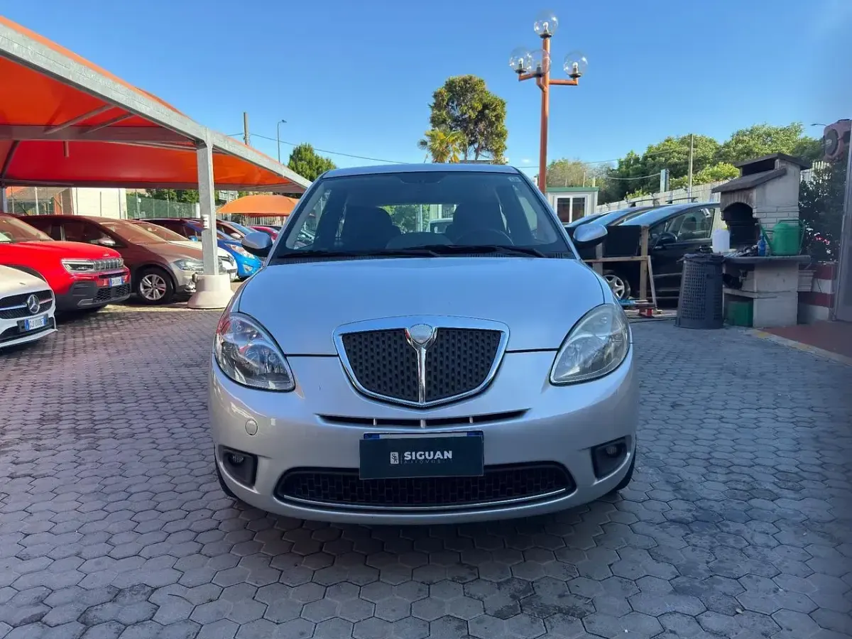 Usata Lancia Ypsilon 60 CV (44 kW) 2007 Argento Utilitaria