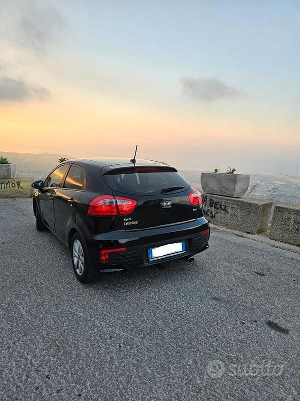 Usata Kia Rio Active 75 CV (55 kW) 2017 Nero Berlina