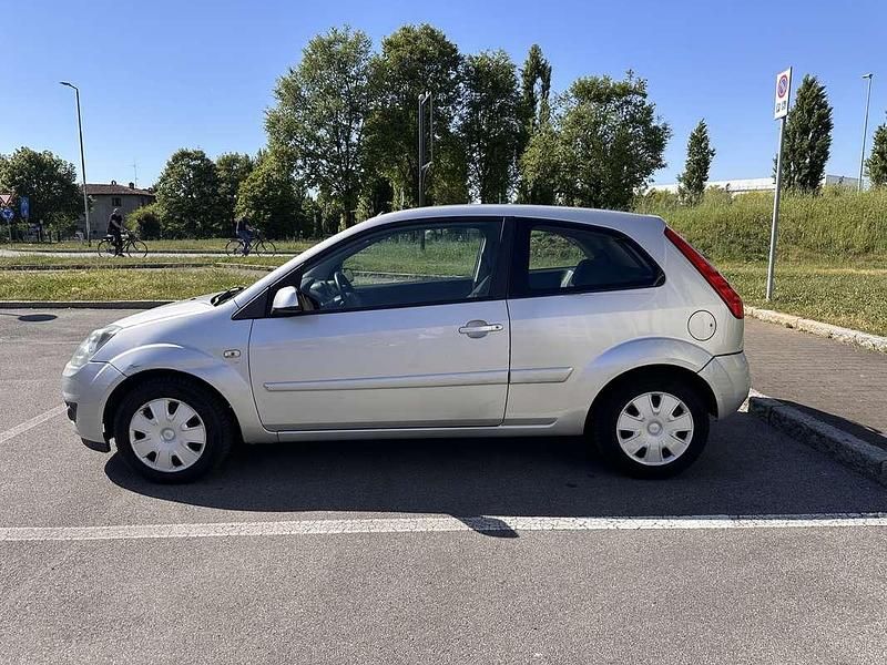 Begagnad Ford Fiesta 68 HK (50 kW) 2007 Silver Halvkombi
