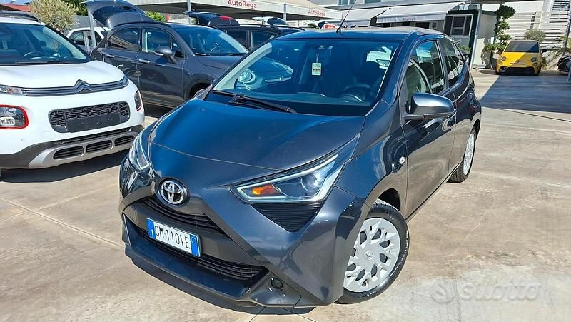 Grigio Usata 2021 Toyota Aygo Connect Style Due volumi | 9500 € (Ottimo prezzo) - Immagine 1/4