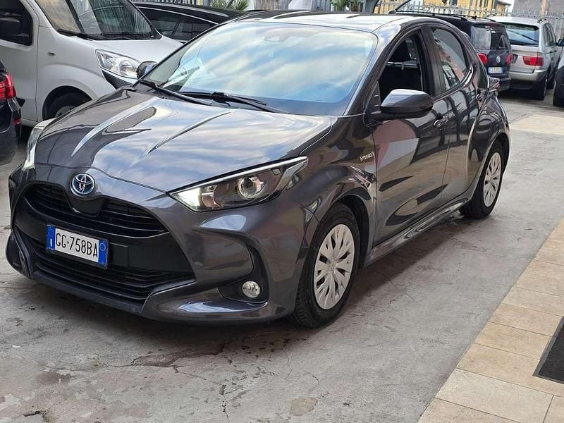 Usata Toyota Yaris Hybrid Business Edition 92 CV (67 kW) 2021 Grigio Berlina
