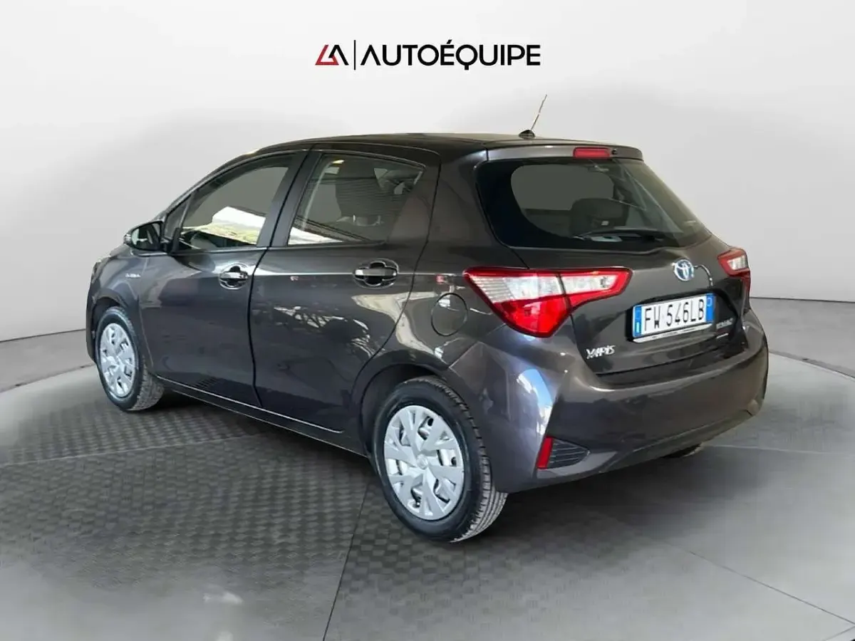 Usata Toyota Yaris Hybrid Active 101 CV (74 kW) 2019 Grigio Berlina