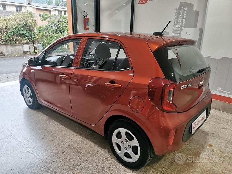 Usado Kia Picanto Urban 67 CV (49 kW) 2023 Naranja Utilitario