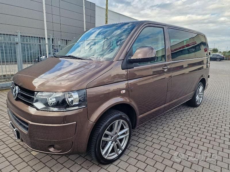 Usata VW Caravelle 179 CV (131 kW) 2011 Marrone Monovolume