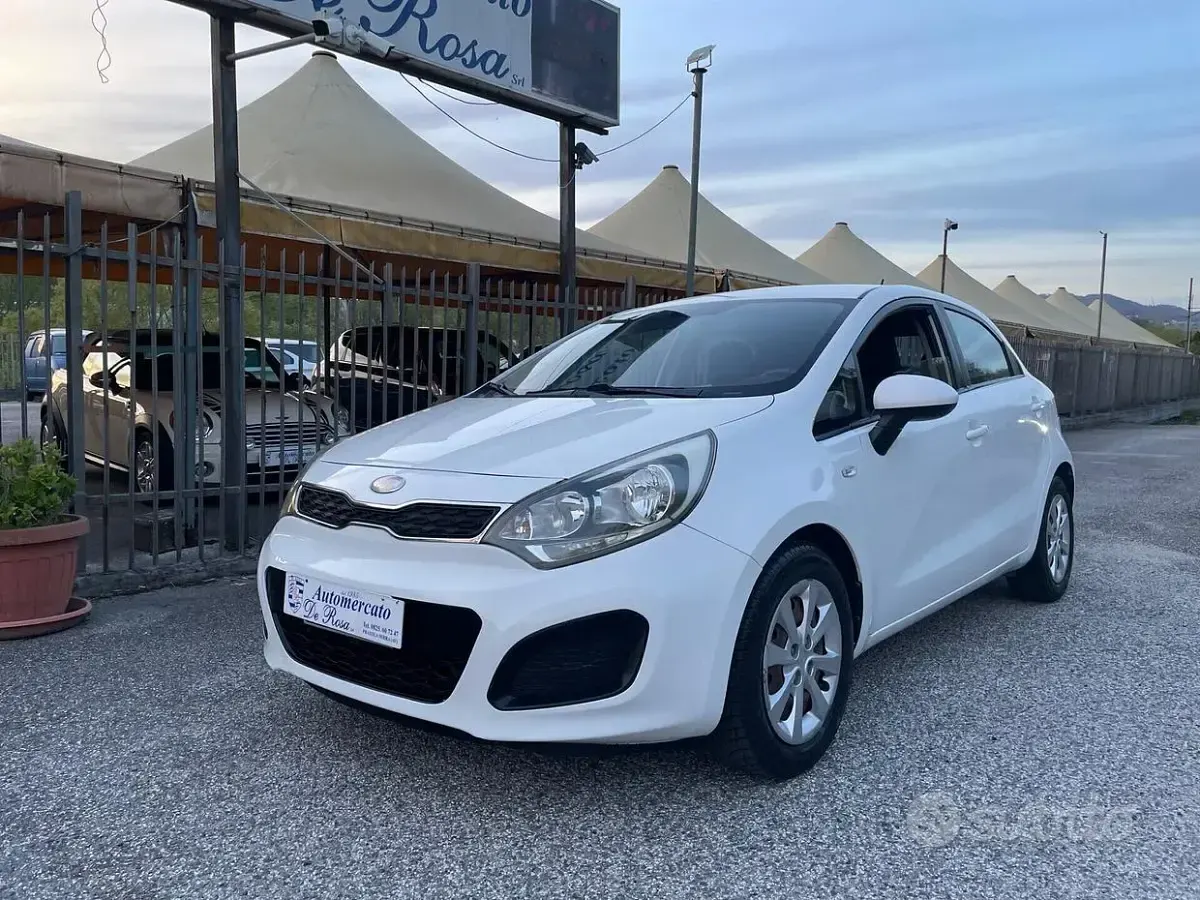 Usata Kia Rio 75 CV (55 kW) 2013 Bianco Berlina