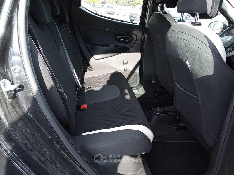 Usata Lancia Ypsilon 69 CV (50 kW) 2017 Blu Utilitaria