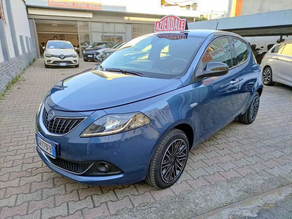 Usata Lancia Ypsilon Gold 69 CV (50 kW) 2023 Blu/azzurro Utilitaria