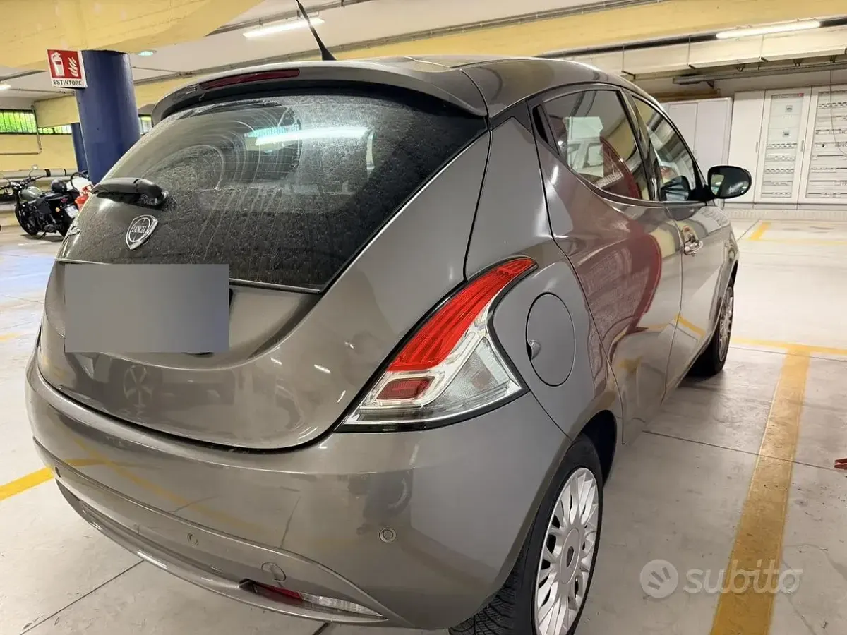 Usata Lancia Ypsilon Gold 69 CV (50 kW) 2017 Grigio Utilitaria