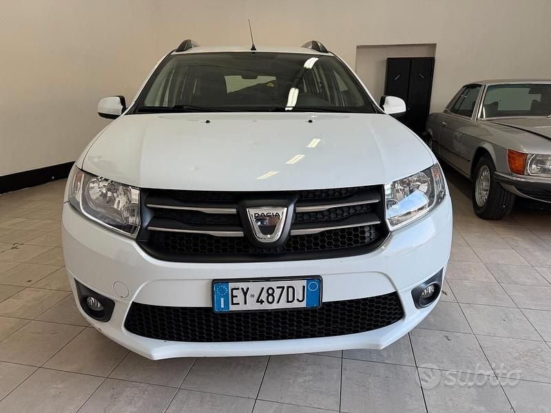 Bianco Usata 2015 Dacia Logan Lauréate Tre volumi | 3950 € (Super prezzo) - Immagine 1/4