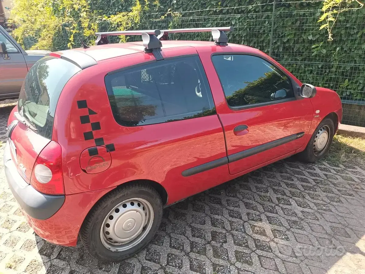 Usata Renault Clio 65 CV (47 kW) 2004 Rosso Utilitaria