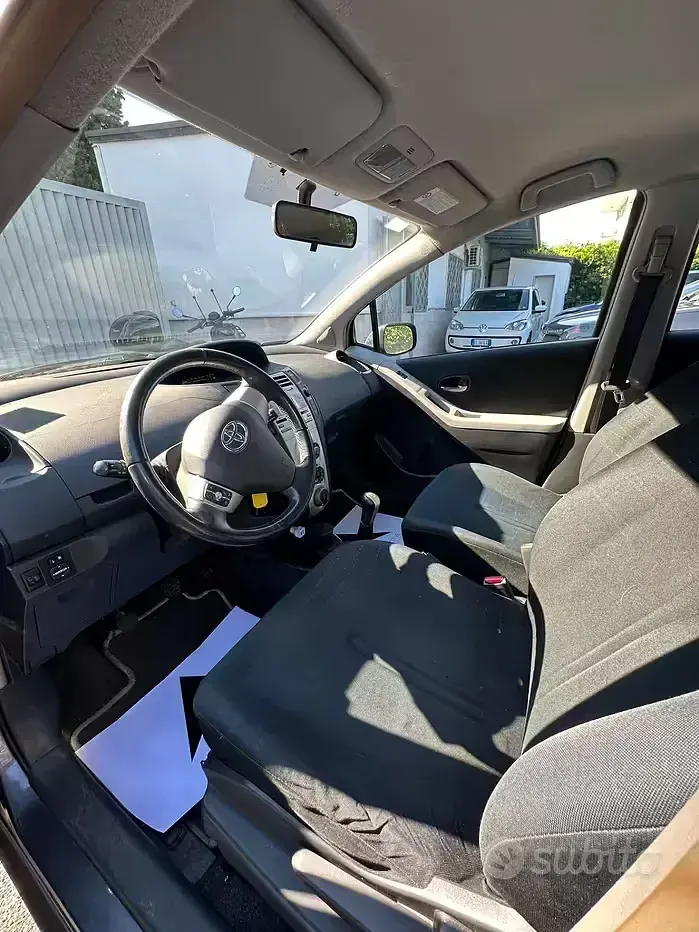 Usata Toyota Yaris 90 CV (66 kW) 2008 Grigio Utilitaria
