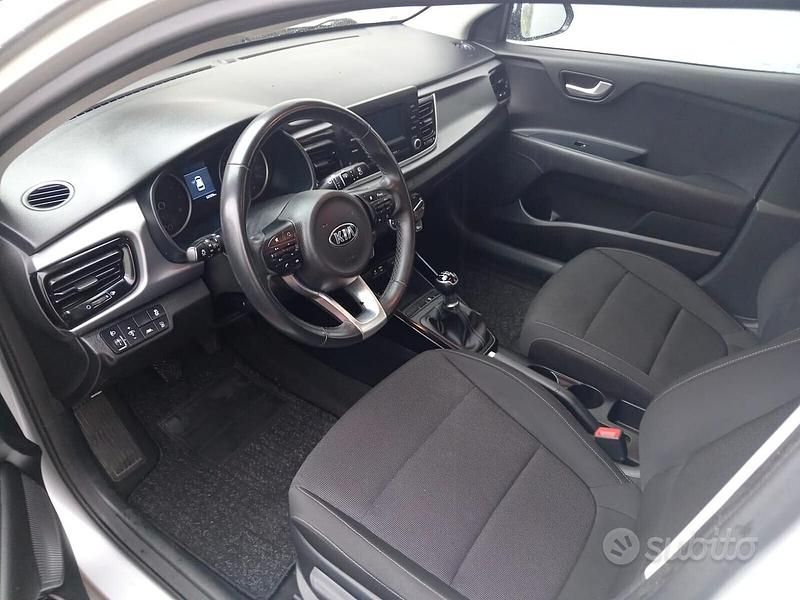 Usata Kia Rio Active 84 CV (61 kW) 2017 Grigio Berlina