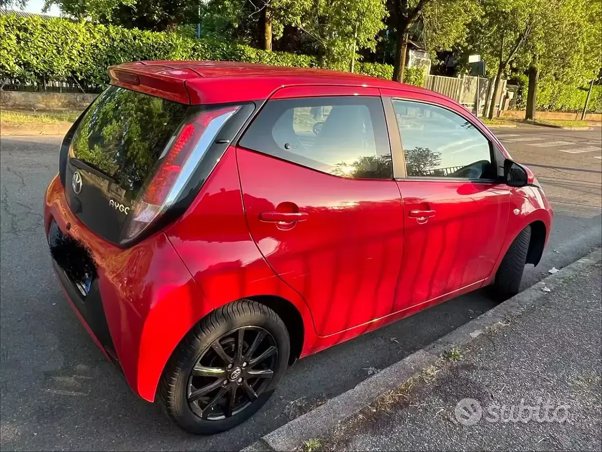 Usata Toyota Aygo 69 CV (50 kW) 2016 Nero Utilitaria