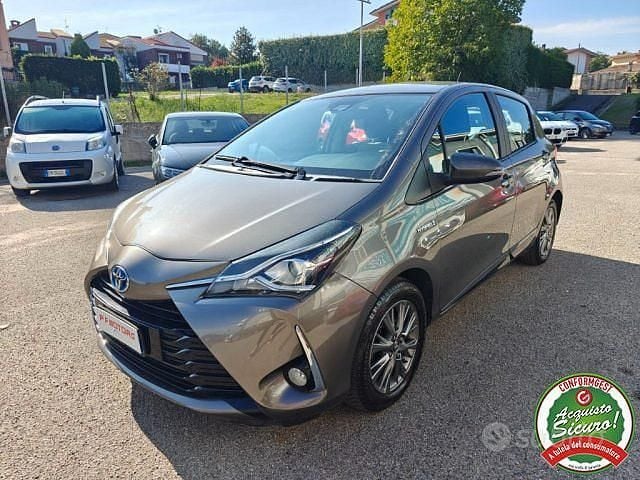 Usata Toyota Yaris Hybrid Active 73 CV (53 kW) 2017 Grigio Berlina