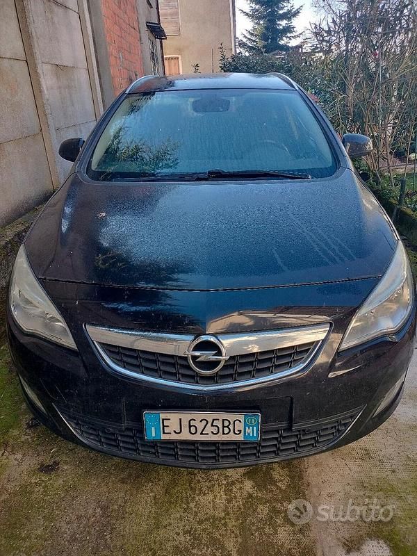 Usata Opel Astra Cosmo 95 CV (69 kW) 2011 Station wagon