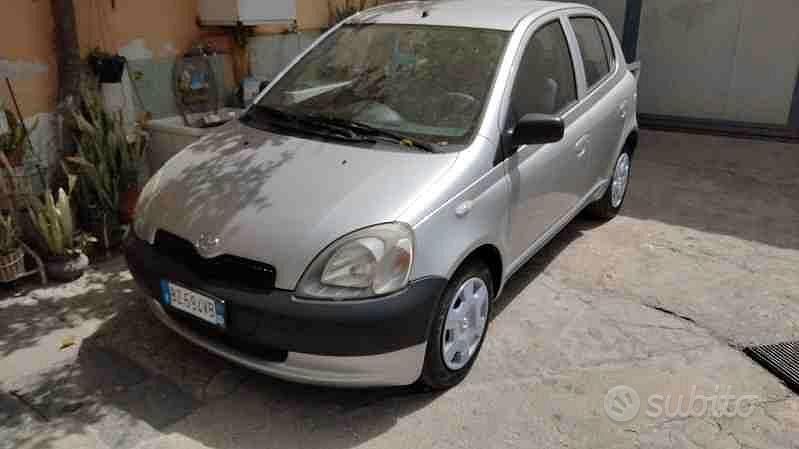 Begagnad Toyota Yaris 68 HK (50 kW) 2002 Grå Halvkombi