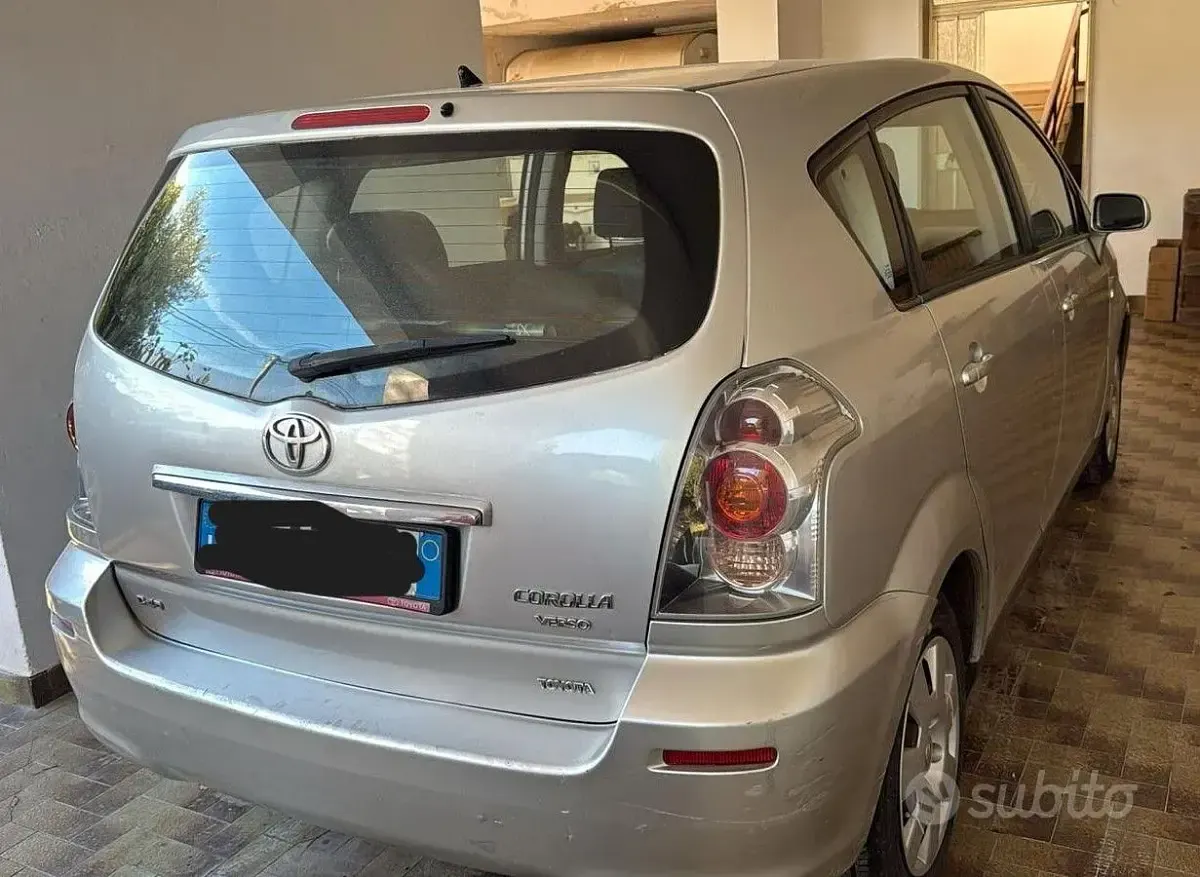 Usata Toyota Corolla Verso 116 CV (85 kW) 2004 Grigio Monovolume