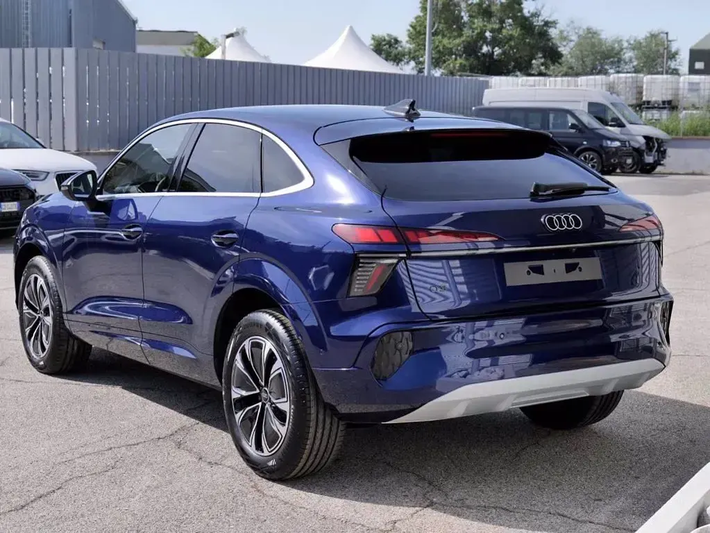 Nouvelle Audi Q3 Sportback Business 150 ch (110 kW) 2026 Bleue SUV