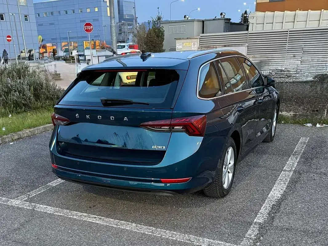 Usado Skoda Octavia G-TEC Executive 131 CV (96 kW) 2021 Azul Familiar