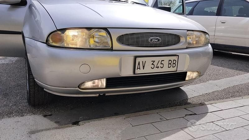 Usata Ford Fiesta 73 CV (53 kW) 1998 Grigio Utilitaria