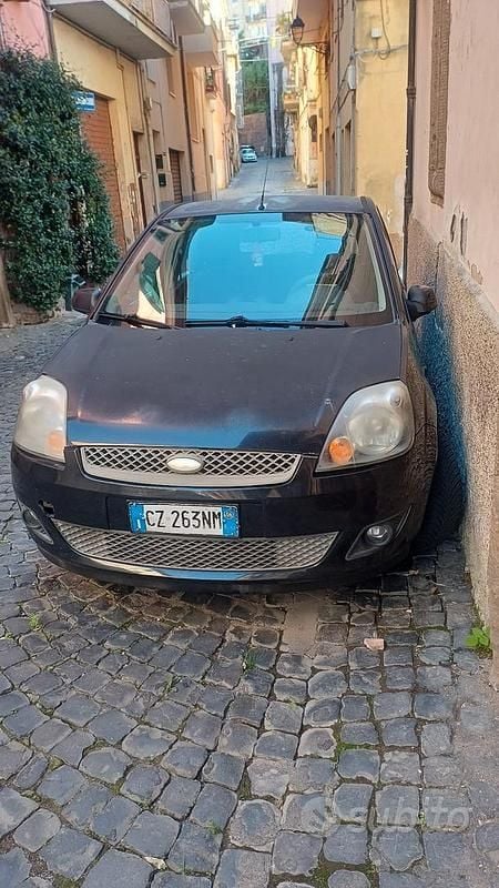 Usata Ford Fiesta 73 CV (53 kW) 2006 Nero Utilitaria