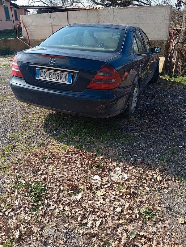 Usata Mercedes E220 177 CV (130 kW) 2006 Blu Berlina