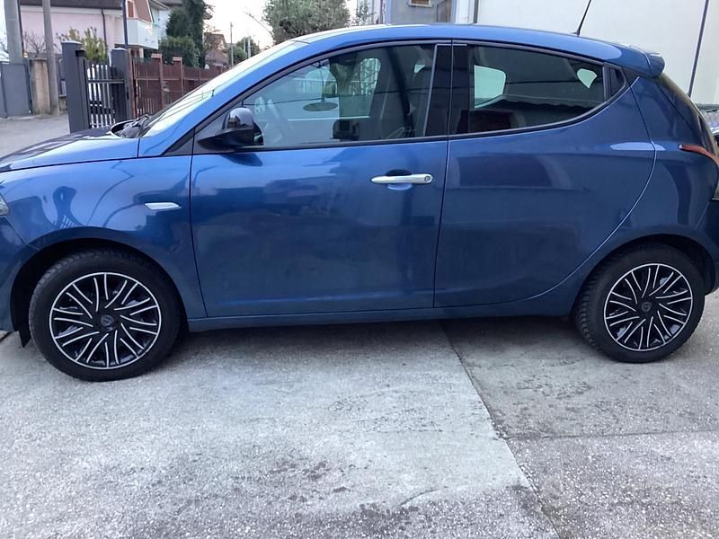Usata Lancia Ypsilon Gold 69 CV (50 kW) 2021 Blu Utilitaria