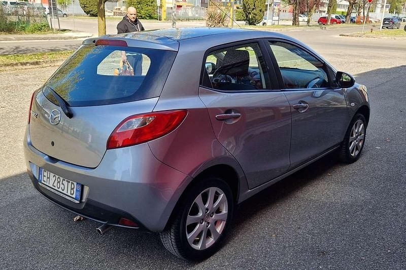 Usata Mazda 2 75 CV (55 kW) 2011 Argento Utilitaria