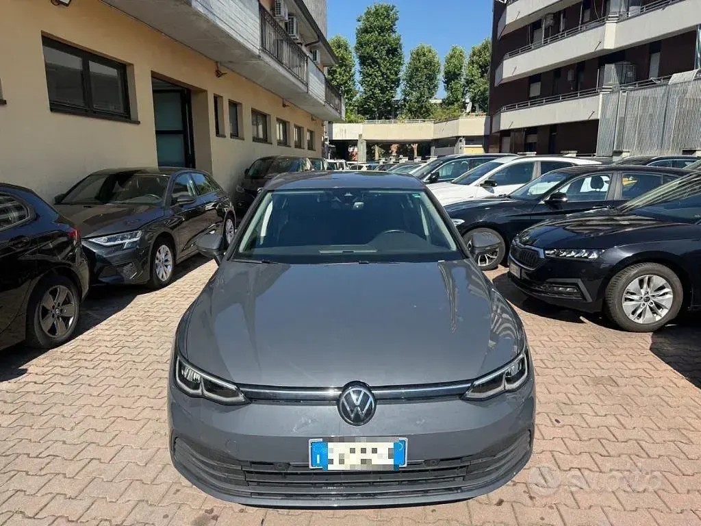 Usata VW Golf VIII Life 131 CV (96 kW) 2021 Grigio Berlina