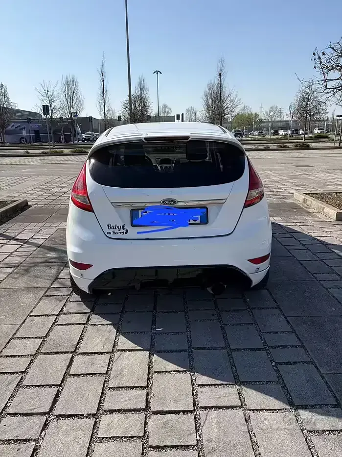 Usata Ford Fiesta 95 CV (69 kW) 2011 Bianco Berlina