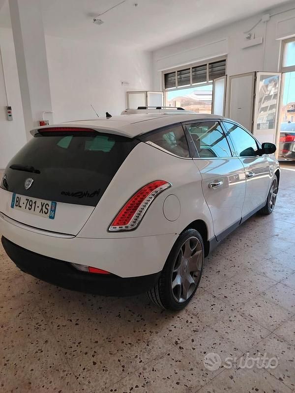 Usata Lancia Delta Silver 120 CV (88 kW) 2011 Bianco Utilitaria
