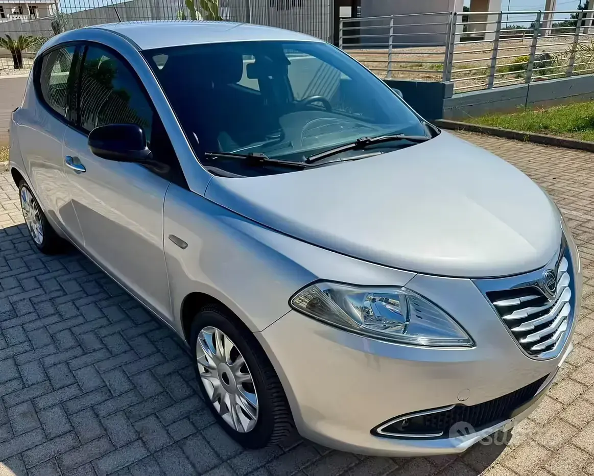 Usata Lancia Ypsilon 80 CV (58 kW) 2013 Grigio Utilitaria
