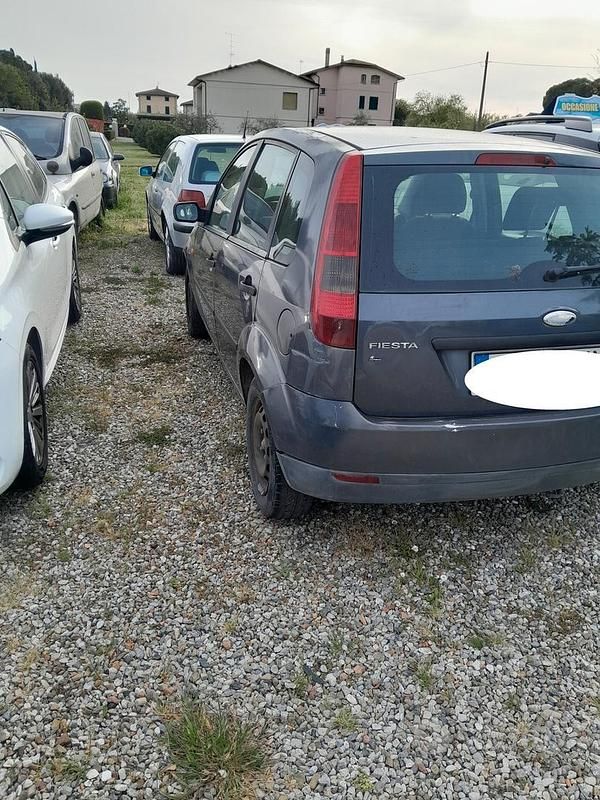 Usata Ford Fiesta Zetec 68 CV (50 kW) 2004 Grigio Utilitaria