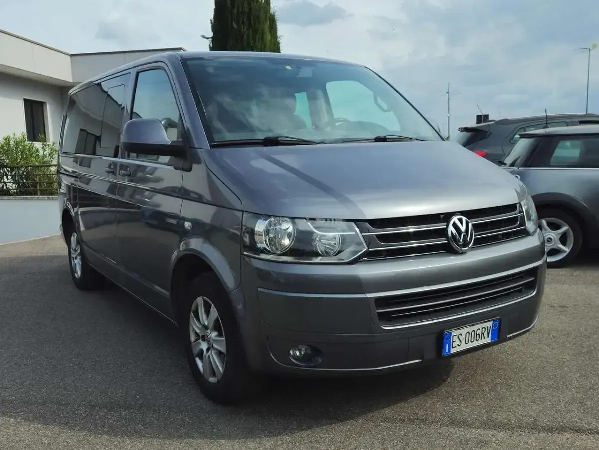 Usata VW Caravelle 140 CV (102 kW) 2013 Grigio Furgone