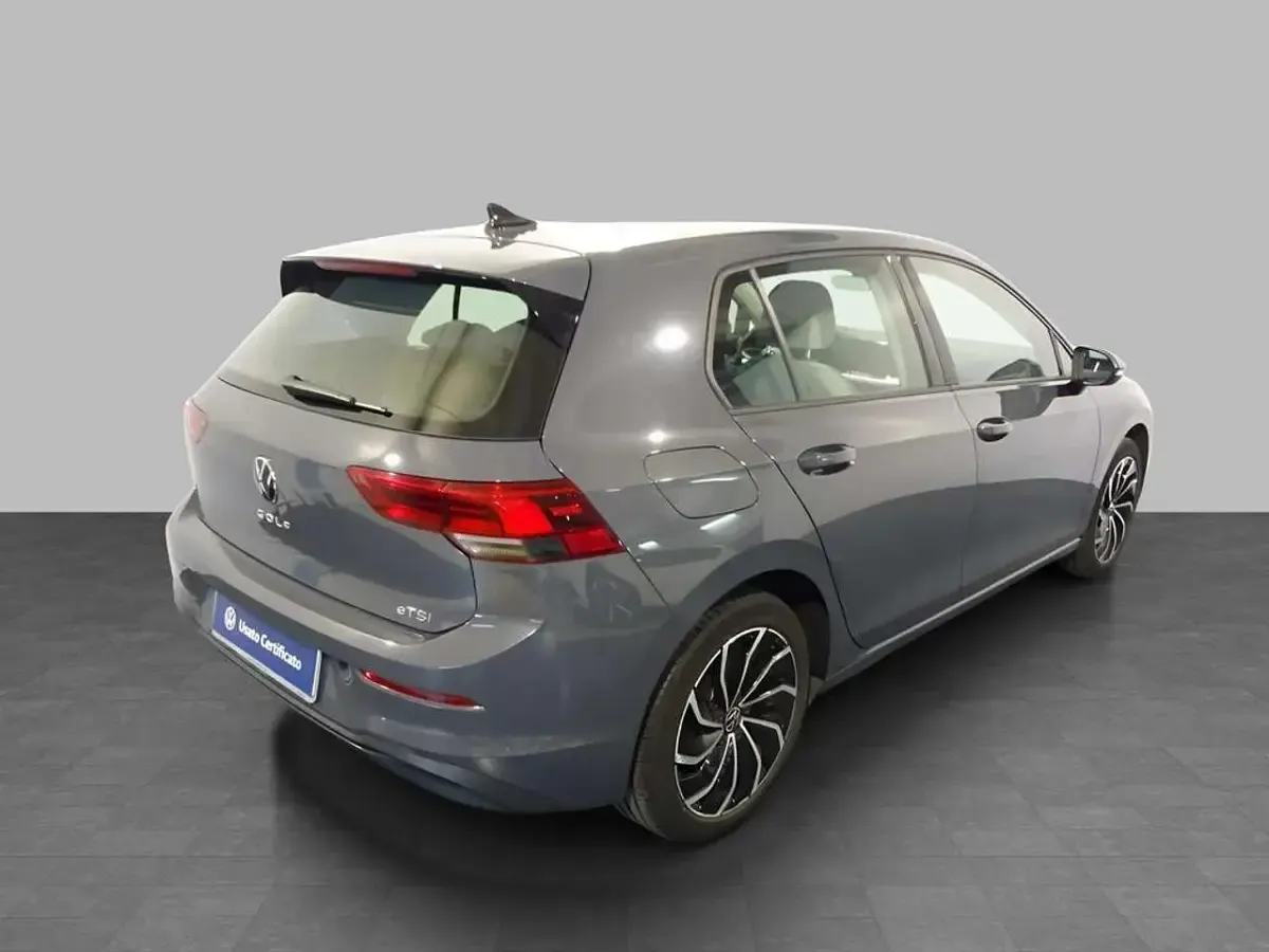 Usata VW Golf VIII Life 110 CV (80 kW) 2022 Dolphin grey metallizzato Berlina