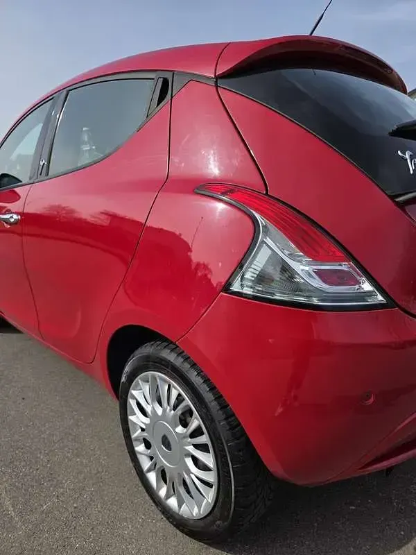 Usata Lancia Ypsilon Silver 69 CV (50 kW) 2017 Rosso Utilitaria