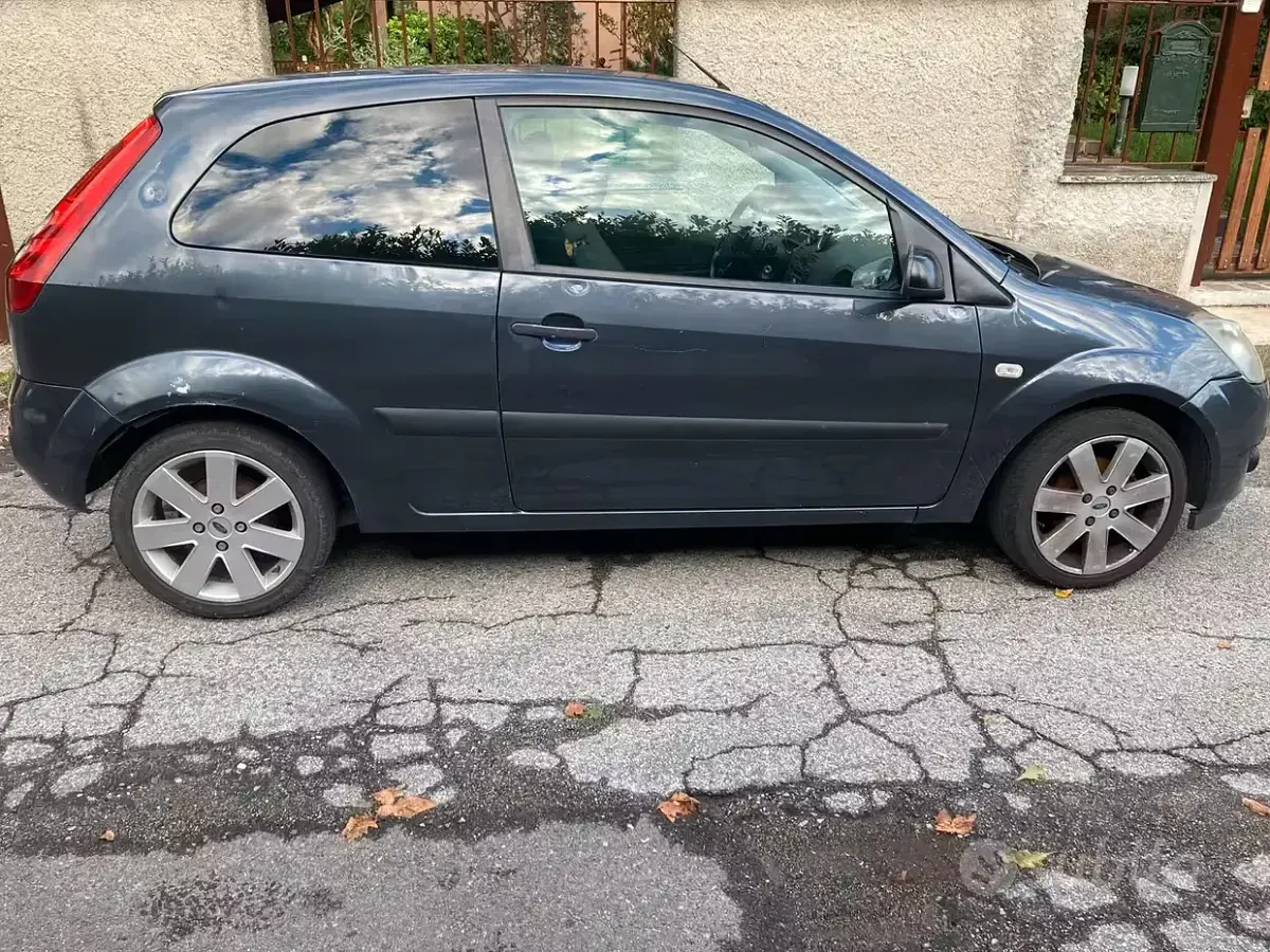 Usata Ford Fiesta 75 CV (55 kW) 2006 Grigio Utilitaria